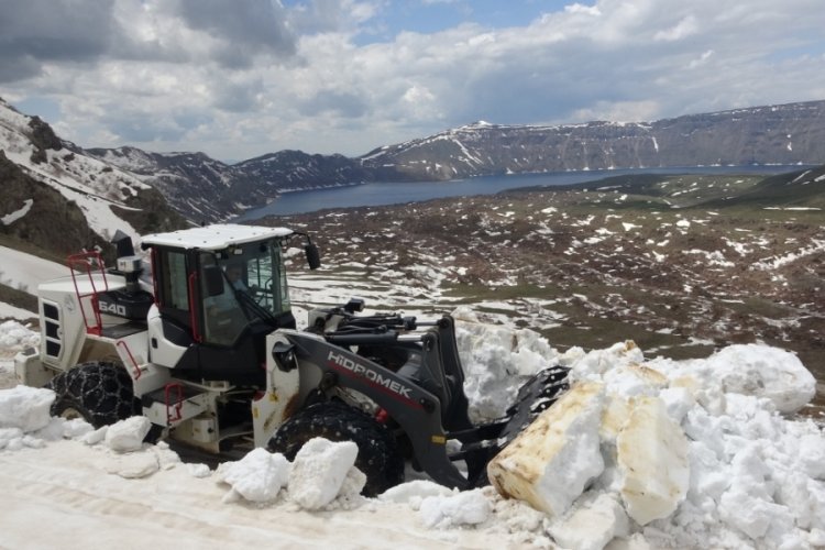 Nemrut Krater G&ouml;l&uuml;n&uuml;n yolunu a&ccedil;mak i&ccedil;in karla m&uuml;cadele