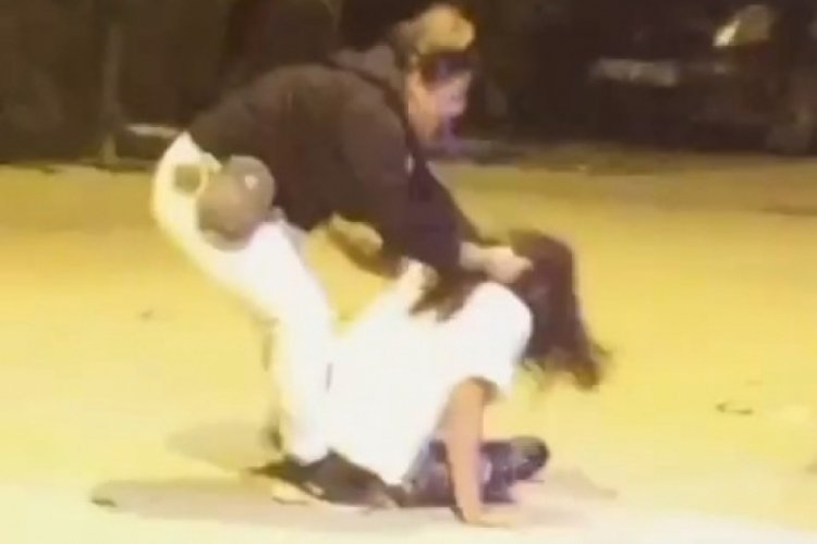 Bursa'da kadınlar birbirine girdi! Sa&ccedil;ından &ccedil;ekip yere fırlattı, tekmeledi...