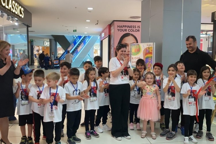 Bursa'da 6 yaşındaki S&uuml;meyye'nin sergisi b&uuml;y&uuml;k ilgi g&ouml;rd&uuml;