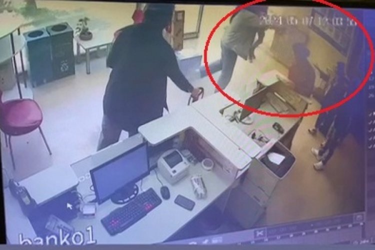 Bursa'da kargo şirketini basıp &ccedil;alışanlara saldırdı!