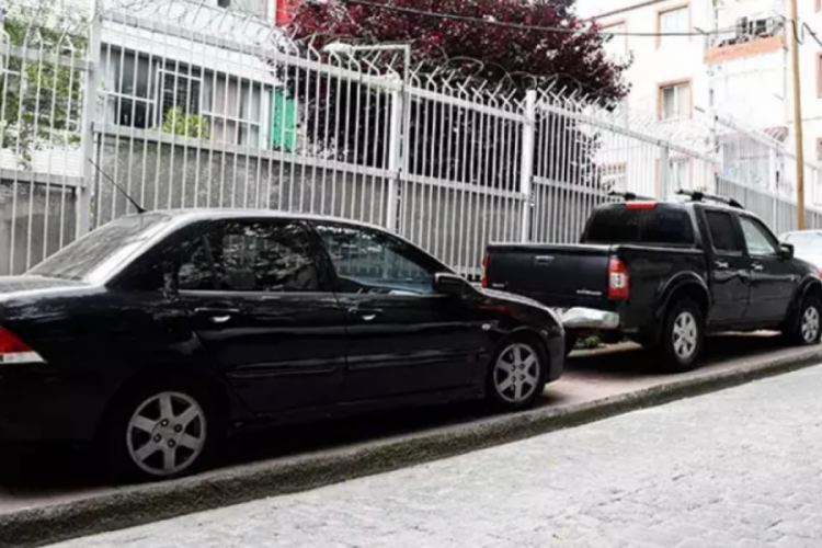 İstanbul'da park halindeki 11 aracın lastiğini patlatarak ka&ccedil;tı