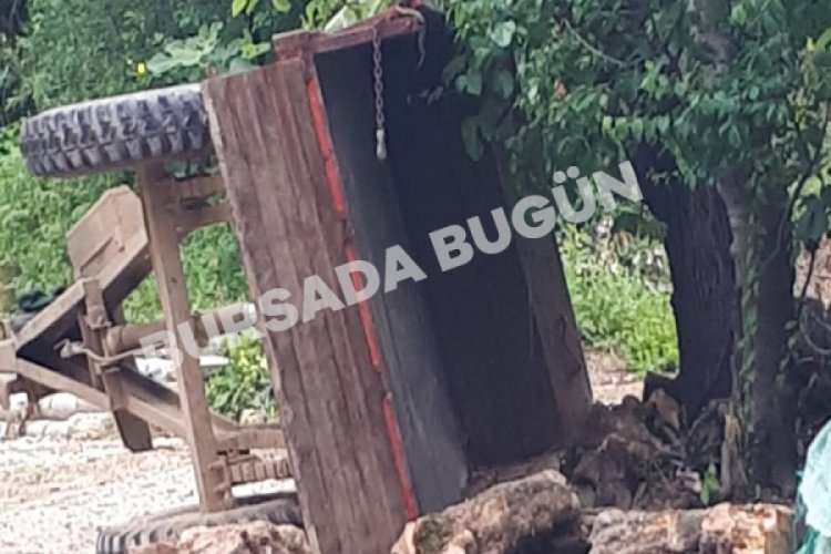 Bursa'da devrilen trakt&ouml;r&uuml;n s&uuml;r&uuml;c&uuml;s&uuml; hayatını kaybetti
