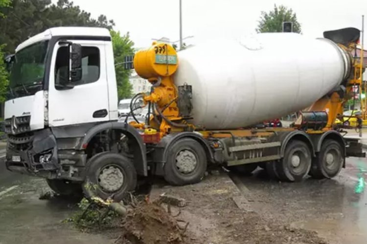 Beton mikseri bariyeri yıktı ge&ccedil;ti