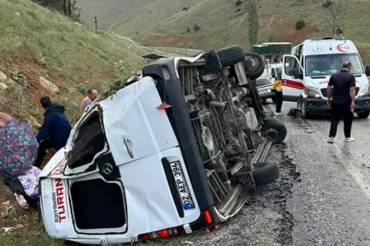 Malatya'da kontrolden &ccedil;ıkan minib&uuml;s devrildi
