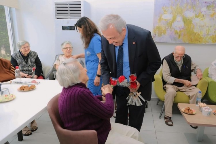 Nil&uuml;fer Belediye Başkanı &Ouml;zdemir'den huzurevindeki annelere s&uuml;rpriz ziyaret