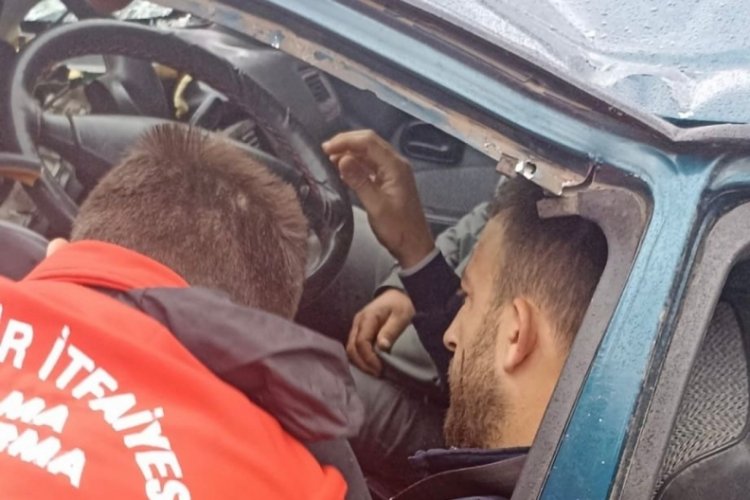 Balıkesir G&ouml;nen'de trafik kazası: Tırın dorsesi otomobili bi&ccedil;ti