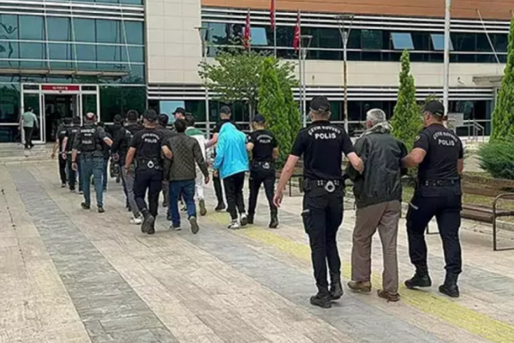 İzmir'de eş zamanlı şafak operasyonu