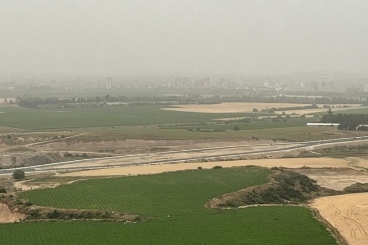 Toz bulutu Adana'yı gri renge b&uuml;r&uuml;d&uuml;