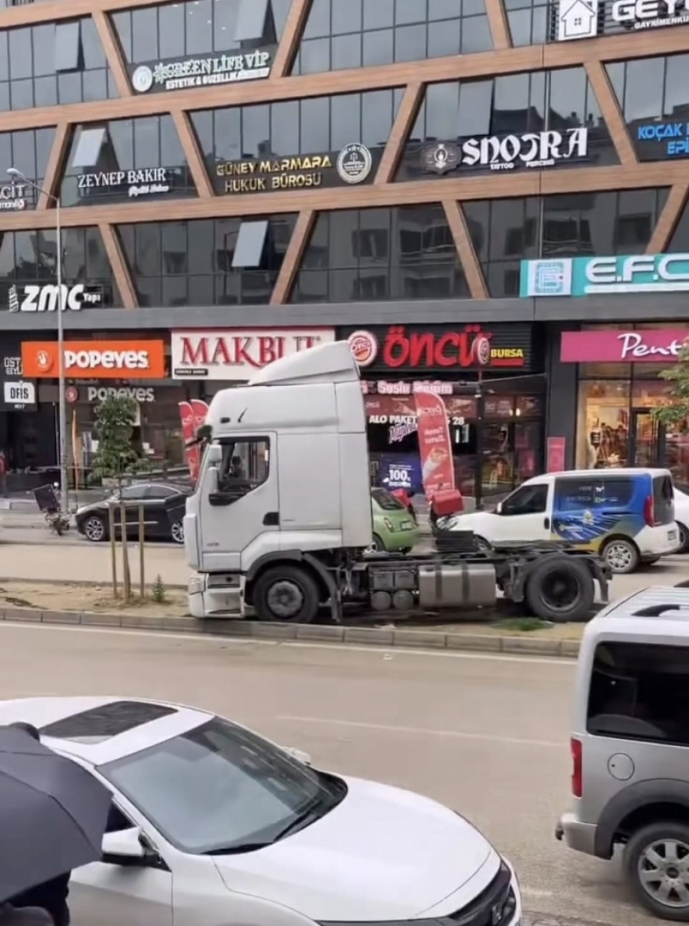 G&ouml;r&uuml;kle'de TIR kaldırıma &ccedil;ıktı!