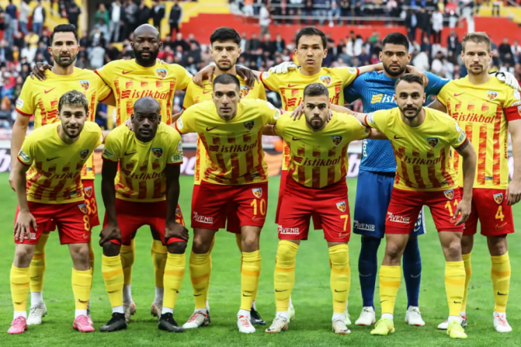 Fenerbah&ccedil;e'nin rakibi Kayserispor'un u&ccedil;ağına yıldırım isabet etti!