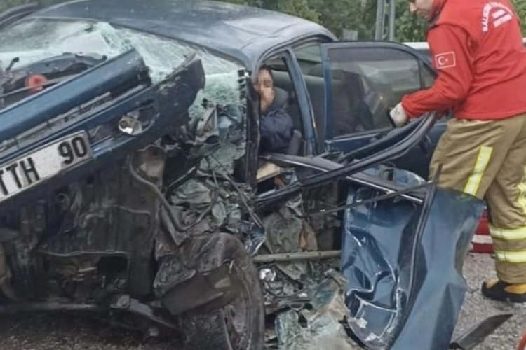 Balıkesir'de trafik kazası: Tırın dorsesi otomobili bi&ccedil;ti