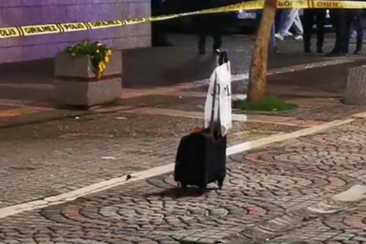 Caddede ş&uuml;pheli valiz paniği! Bomba imha ekipleri sevk edildi