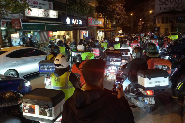 Motosikletli kuryeler cinayete kurban giden &uuml;niversiteli Ata Emre i&ccedil;in eylem yaptı