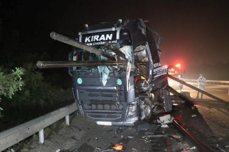 Anadolu Otoyolu'nda feci kaza! İki TIR'ın karıştığı kazada 2 kişi &ouml;ld&uuml;