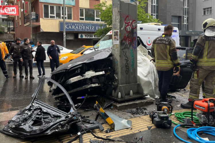 Ankara'da l&uuml;ks ara&ccedil;la feci kaza: 1 &ouml;l&uuml;, 4 yaralı