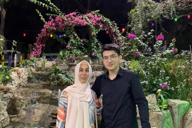 Hukuk fak&uuml;ltesi &ouml;ğrencisi Burak ve kardeşlerinin en acı Anneler G&uuml;n&uuml;