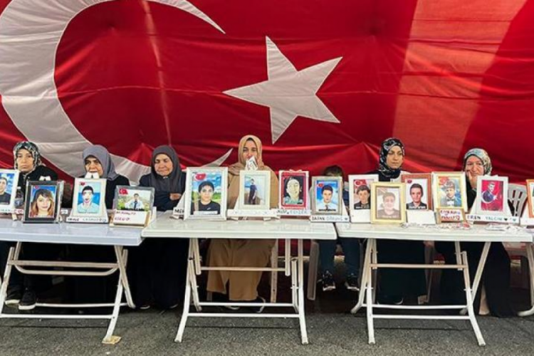 Evlat n&ouml;betinde buruk Anneler G&uuml;n&uuml;