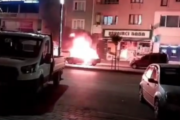 Bursa'da park halindeki ara&ccedil; alev alev yandı