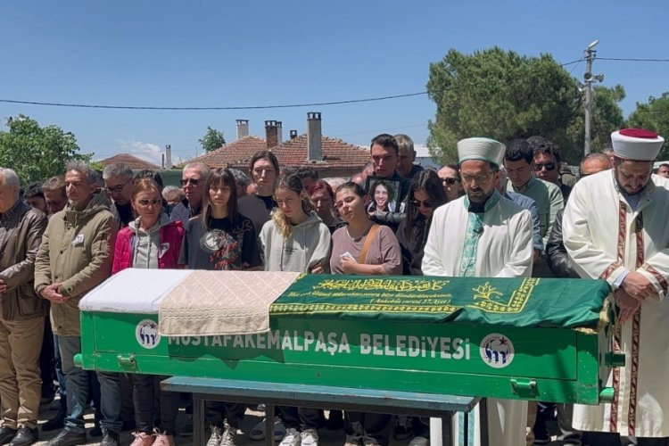 Bı&ccedil;akla &ouml;ld&uuml;r&uuml;len &uuml;niversiteli motokurye Ata Emre, son yolculuğuna uğurlandı