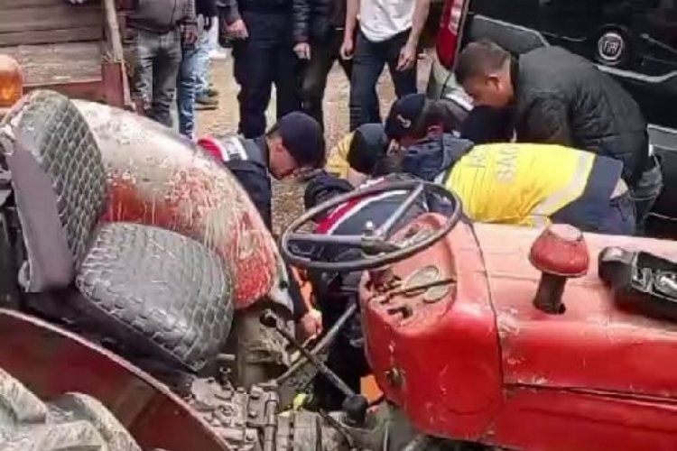 Bursa'da freni boşalan trakt&ouml;r, park halindeki kamyonete &ccedil;arptı
