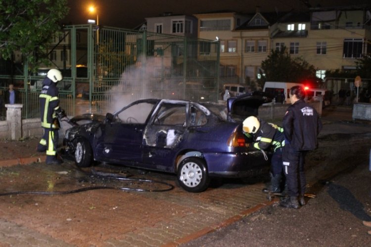 Kayseri'de park halindeki otomobil alev aldı!