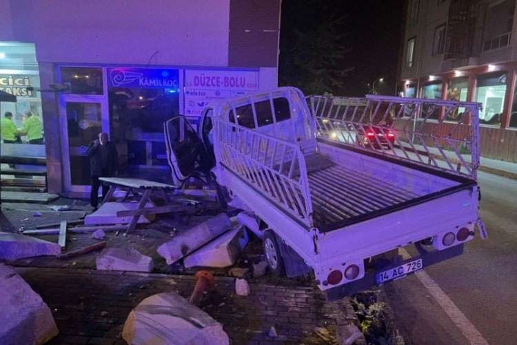 Bolu'da virajı alamayan kamyonet d&uuml;kkanlara daldı