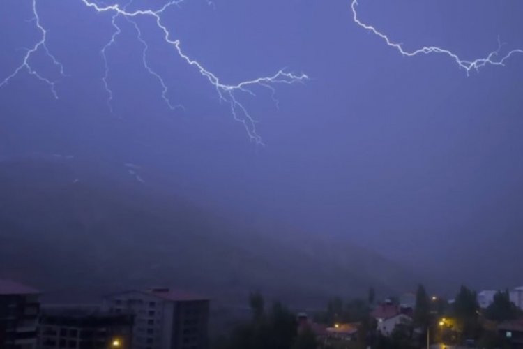 Bitlis'te şimşekler geceyi aydınlattı