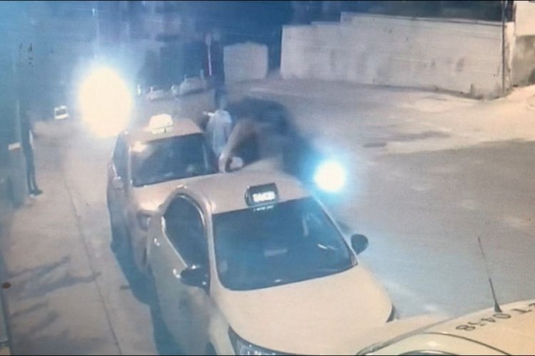 Edirne'de ticari taksi s&uuml;r&uuml;c&uuml;s&uuml;n&uuml;n yaralandığı kaza kamerada