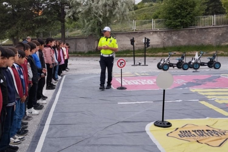 K&uuml;tahya'da &ouml;ğrencilere trafik eğitimi! Hem eğlendiler hem &ouml;ğrendiler