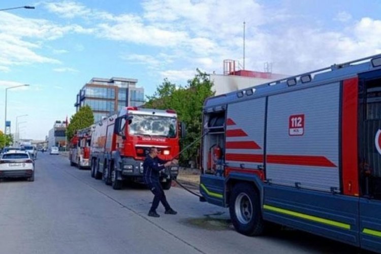 İzmir'de tekstil fabrikasında &ccedil;ıkan yangın s&ouml;nd&uuml;r&uuml;ld&uuml;
