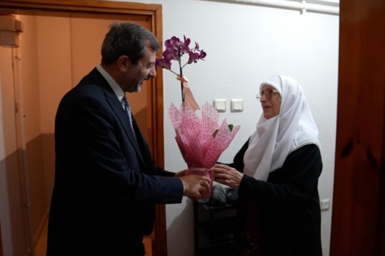 Gürsu Belediye Başkanı Işık'a gönderilen çiçekler annelere gitti