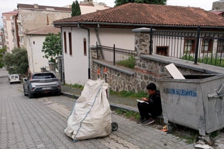 Kağıt toplayıcısı &ccedil;ocuğun konteyner başında ders &ccedil;alışması duygulandırdı