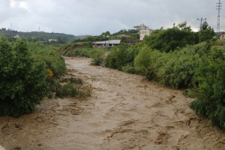 Hatay'da aşırı yağış dereleri fel&ccedil; etti