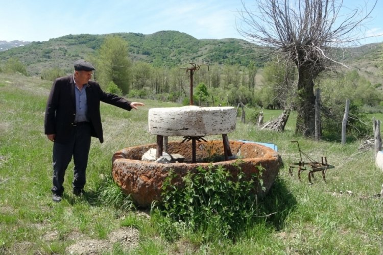 100 yıllık el değirmenleri k&ouml;yde antika olarak sergileniyor