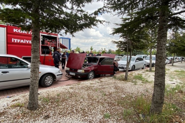 Konya'da park halindeki otomobil alev alev yandı