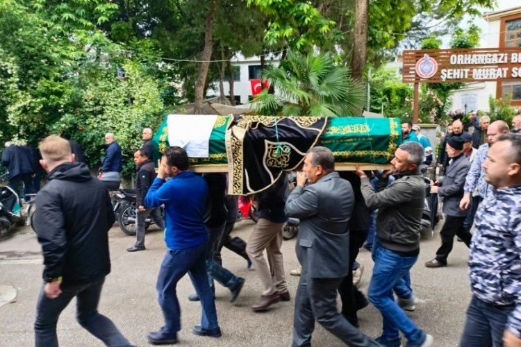 Bursa'da s&uuml;nnet d&uuml;ğ&uuml;n&uuml;nde giyeceği pelerin tabutuna &ouml;rt&uuml;ld&uuml;!