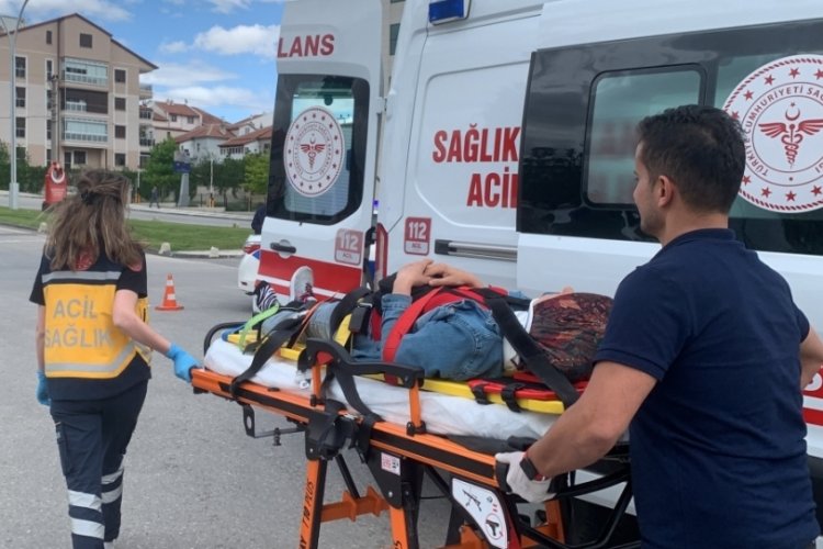 Karaman'da minib&uuml;s motosiklete arkadan &ccedil;arptı