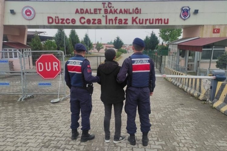 14 yıl hapis cezasıyla aranan şahıs D&uuml;zce polisinden ka&ccedil;amadı