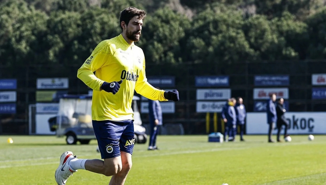 Fenerbah&ccedil;eli futbolcu sahalara d&ouml;nd&uuml;! Takımla &ccedil;alışmaya başladı