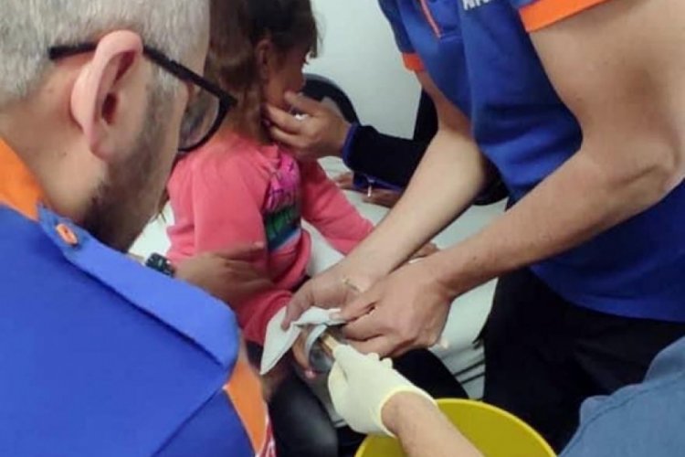 Parmağı şeker kabı kapağına sıkışan &ccedil;ocuğu AFAD kurtardı