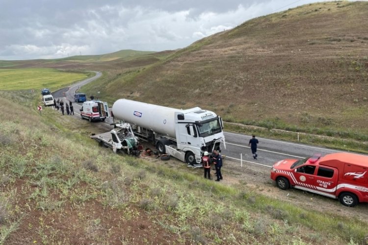 Malatya'da TIR ile kamyonet &ccedil;arpıştı: 1 can kaybı