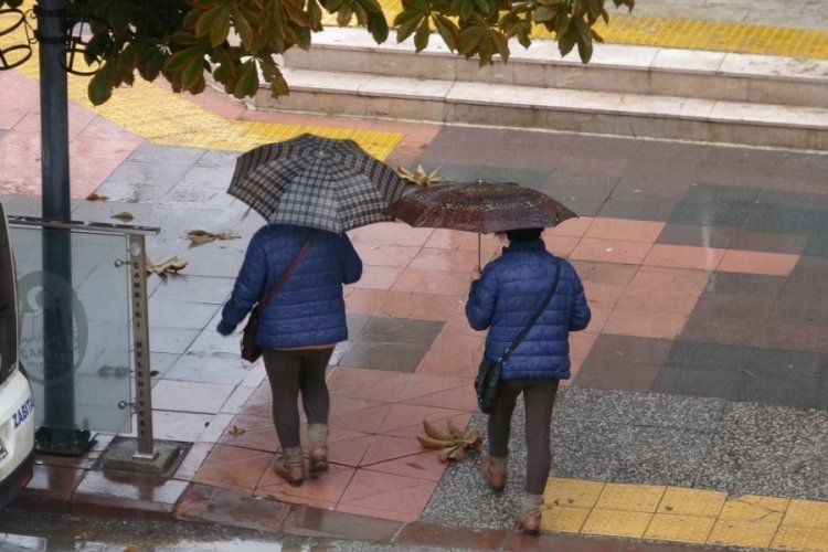 &Ccedil;ankırı i&ccedil;in g&ouml;k g&uuml;r&uuml;lt&uuml;l&uuml; sağanak yağış uyarısına dikkat