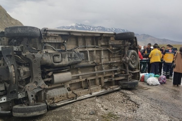 Van'da kontrolden &ccedil;ıkan minib&uuml;s yan yattı