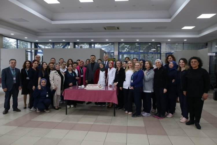 Bursa'da hastane personeli Hemşireler G&uuml;n&uuml;'n&uuml; hastalarla birlikte kutladı
