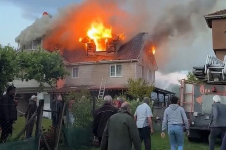D&uuml;zce'de iki katlı ev yanarak k&uuml;le d&ouml;nd&uuml;
