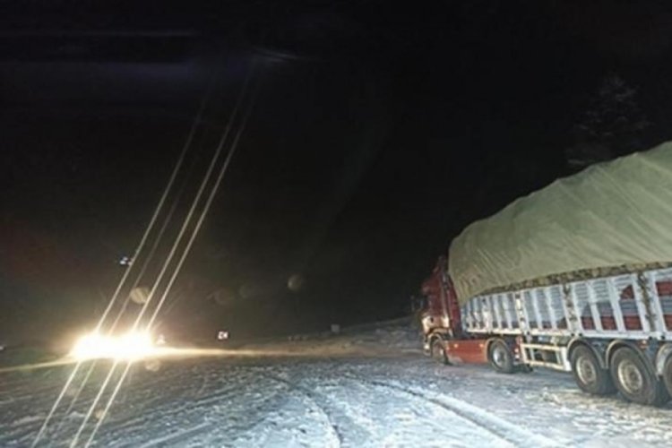 Kastamonu'da yoğun kar! Ara&ccedil;lar yolda kaldı