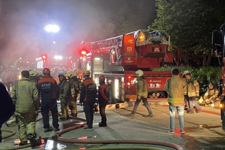 İstanbul'da mobilya at&ouml;lyesinde yangın!