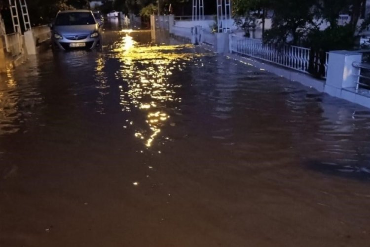Hatay'da caddeler g&ouml;le d&ouml;nd&uuml;