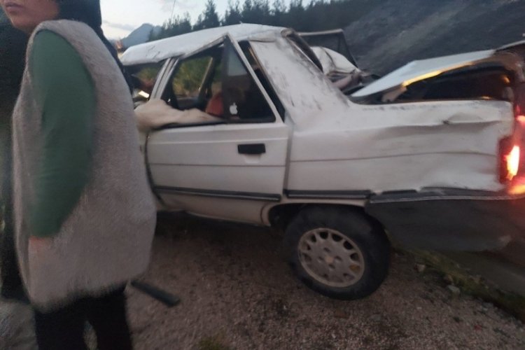 Adana'da Kontrolden &ccedil;ıkan otomobil bariyerlere &ccedil;arptı