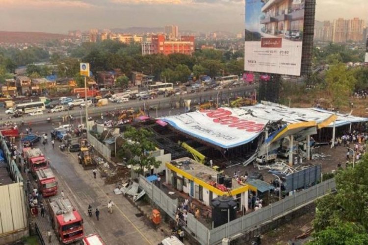 Dev reklam panosunun altında kalan 8 kişi hayatını kaybetti